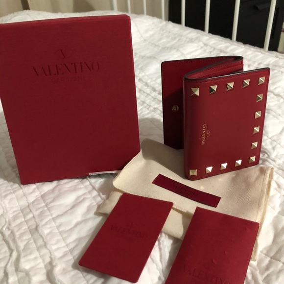 Authentic Valentino wallet - Picture 1 of 7